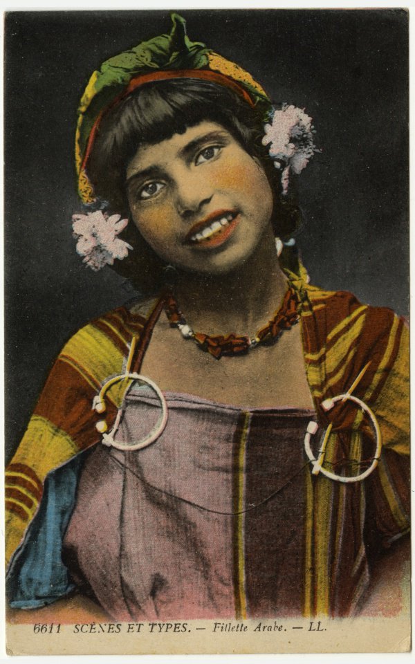Открытка «Арабская девушка», 1912-1956. Украшения и одежда девушки указывают на ее берберскую принадлежность.