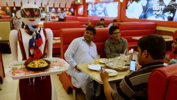 Официанты-роботы в пиццерии Пакистана