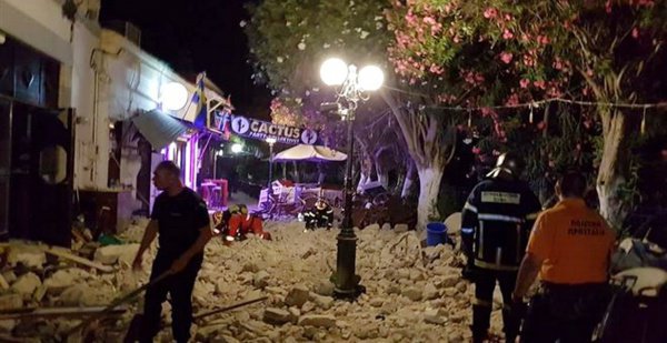 Мощное землетрясение в Турции, есть жертвы (Фото, видео)