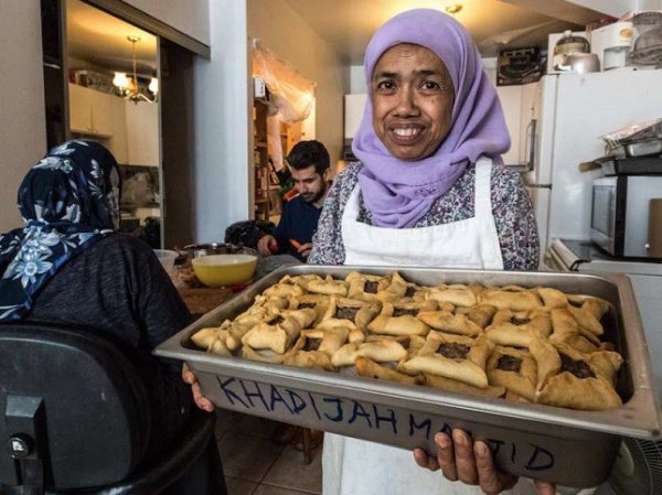 Сабария Хусейн активно участвует в жизни городской уммы, готовя для мечетей тысячи блюд