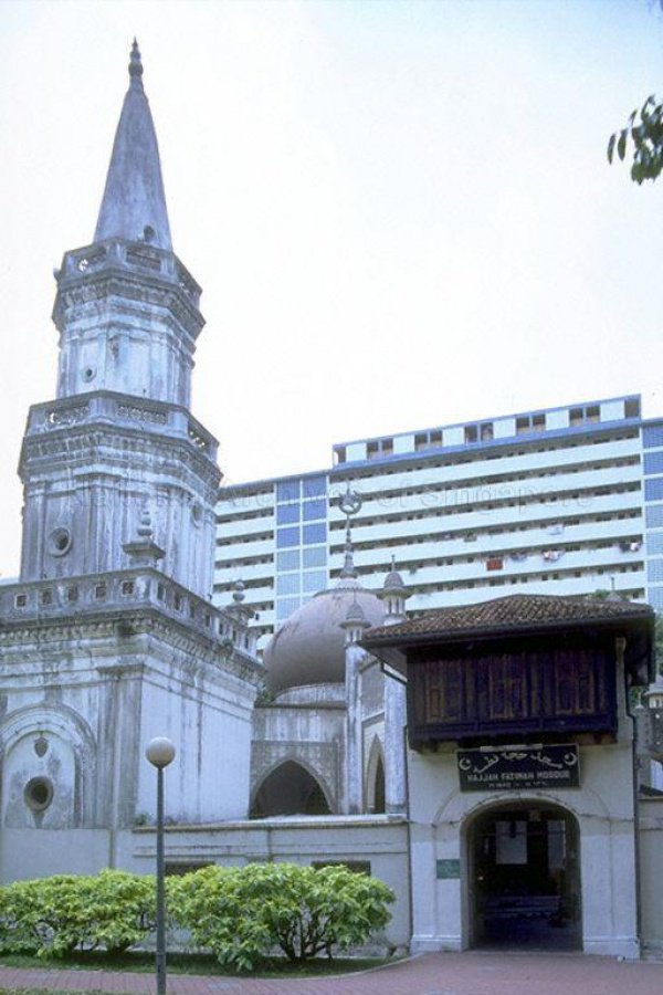 Уникальная падающая мечеть Сингапура, построенная в честь мусульманки-бизнесвумен