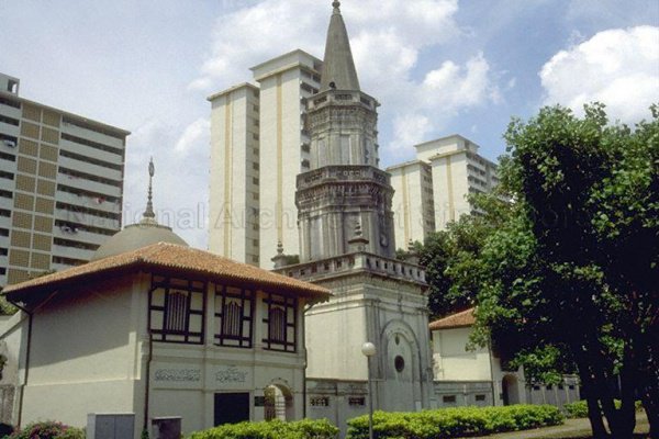 Уникальная падающая мечеть Сингапура, построенная в честь мусульманки-бизнесвумен