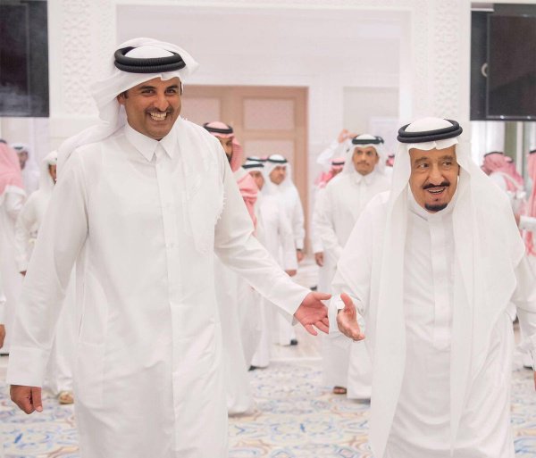 Эмир Катара Тамим бин Бамад Аль Тани (слева) и король Саудовской Аравии Салман бин Абдулазиз во время встречи в Танжере.
