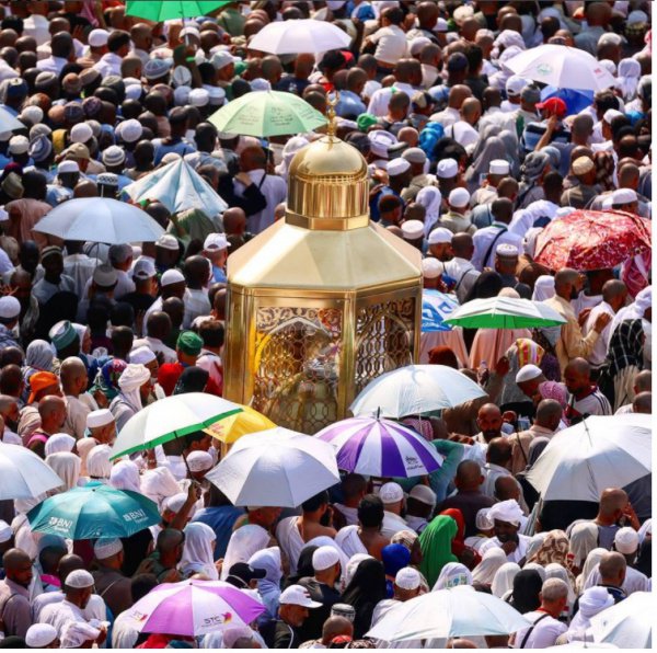 Яркие зонтики паломников создали потрясающую атмосферу в Запретной мечети