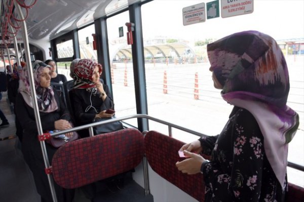 В Турции запустили троллейбусы «только для женщин» (Фото)