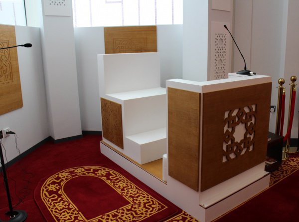 Место имама для молитвы и минбар расположены внутри минарета.