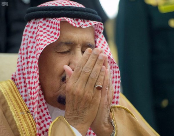 Король Саудовской Аравии совершил намаз в мечети Пророка (Фото)
