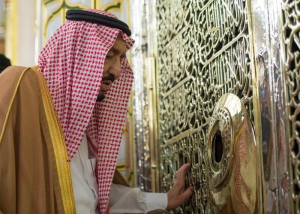 Король Саудовской Аравии совершил намаз в мечети Пророка (Фото)