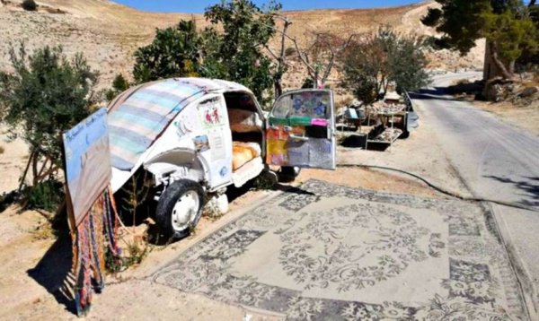 Житель Иордании открыл отель в собственном авто (Фото)