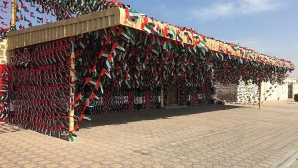 Житель ОАЭ покрыл свой дом десятками тысяч флагов (Фото)