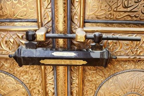 Ключ от Каабы хранится у потомков Усмана бин Тальхи (да будет доволен им Аллах).