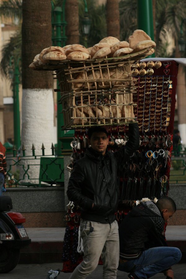 Это стоит увидеть: самая необычная доставка хлеба в Каире