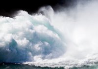 Ученые зафиксировали гигантское стометровое цунами
