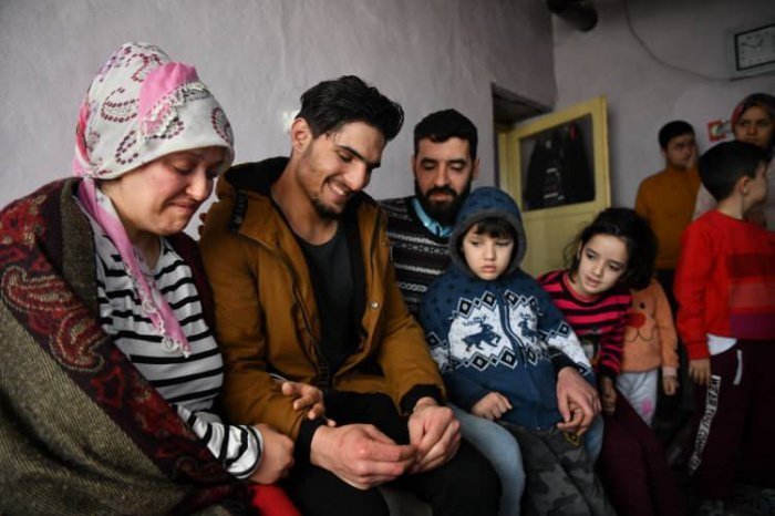 Махмуд аль-Осман (в центре) со спасенной семейной парой. 