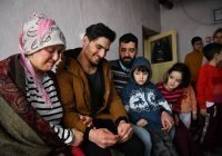 В Турции наградили сирийского беженца, спасшего семью после землетрясения