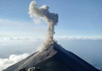 Вулкан в Японии выбросил пепел на высоту 7 км