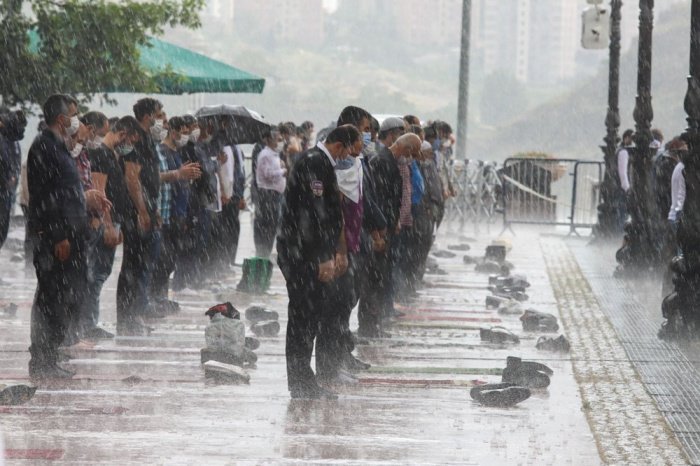 Кадры, наполненные милостью: в Турции мусульмане прочитали намаз под проливным дождем 