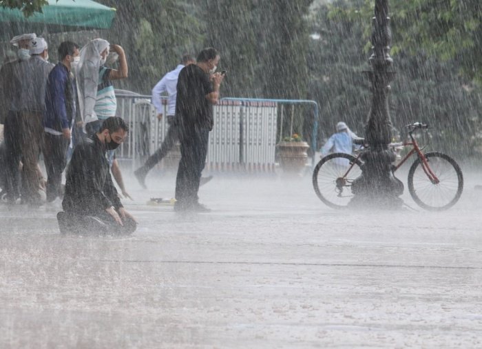 Кадры, наполненные милостью: в Турции мусульмане прочитали намаз под проливным дождем 