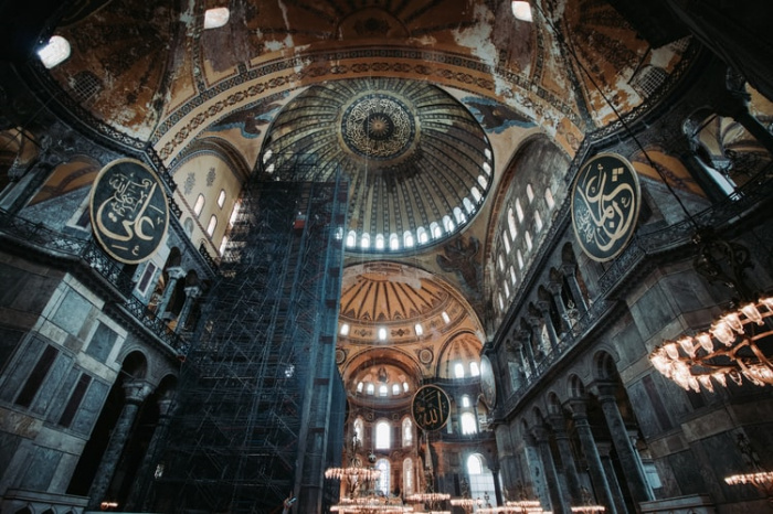 В управлении по делам религии Турции ранее отметили, что во время намазов христианские мозаики и фрески нужно закрыть либо затемнить