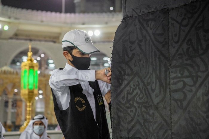Ежегодная церемония поднятия кисвы в Мечете Аль-Харам