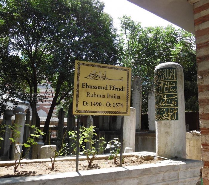 Могила Мехмета Эбуссууда эфенди
