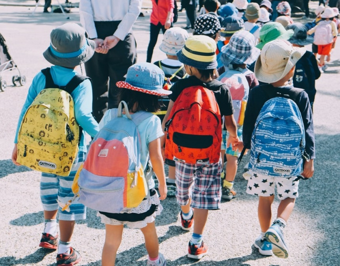 Ученые утверждают, что среди детей младшего возраста распространение патогена ниже, чем в коллективе старших школьников