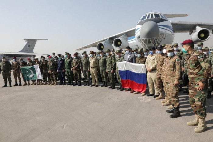 Российские и пакистанские военные перед началом учений. 