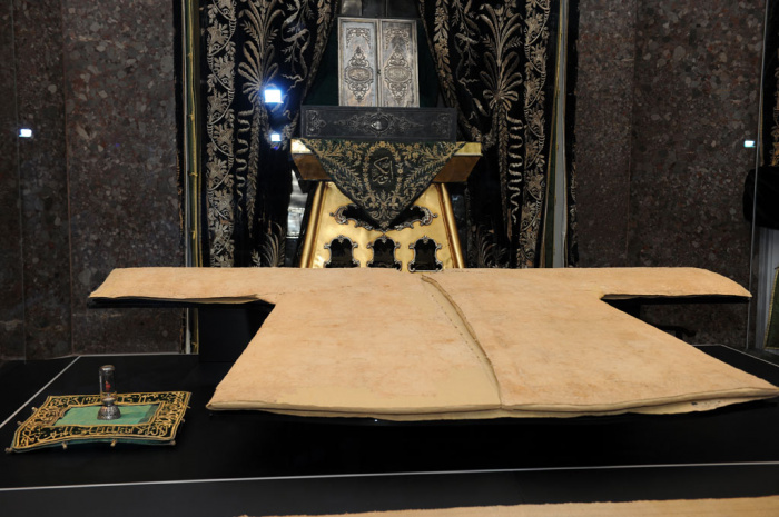 Уникальные фото: одежда пророка Мухаммада (ﷺ), которая была на нем в ночь Мирадж