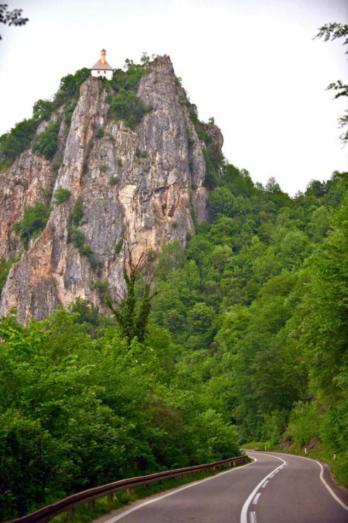 Уникальная боснийская мечеть, построенная на самом краю скалы (ФОТО)