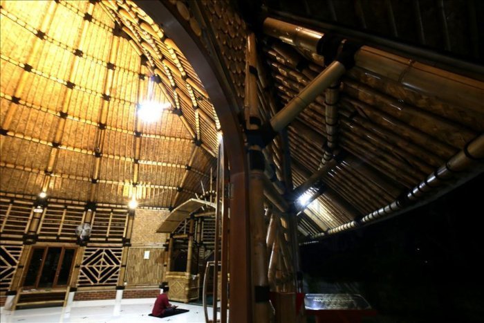 Единственная в мире мечеть, построенная целиком из бамбука (ФОТО)