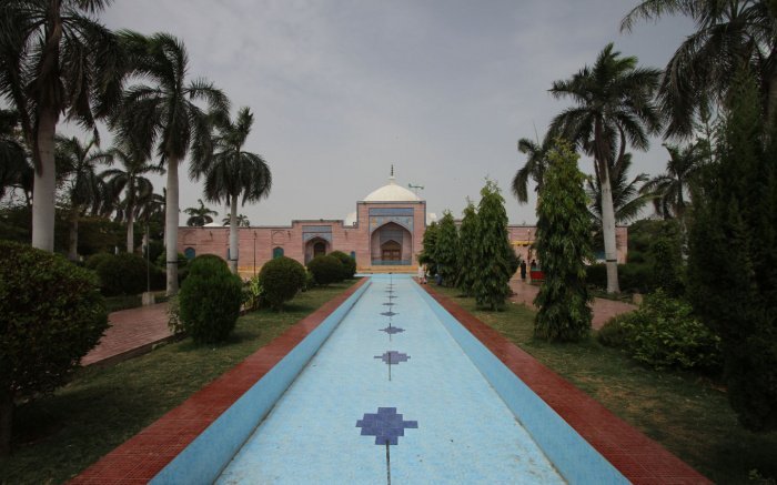 100 куполов и ни одного минарета: чем так уникальна эта малоизвестная мечеть в пакистанском Карачи?