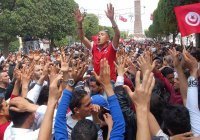 СМИ: протестующие штурмуют здание парламента в Тунисе