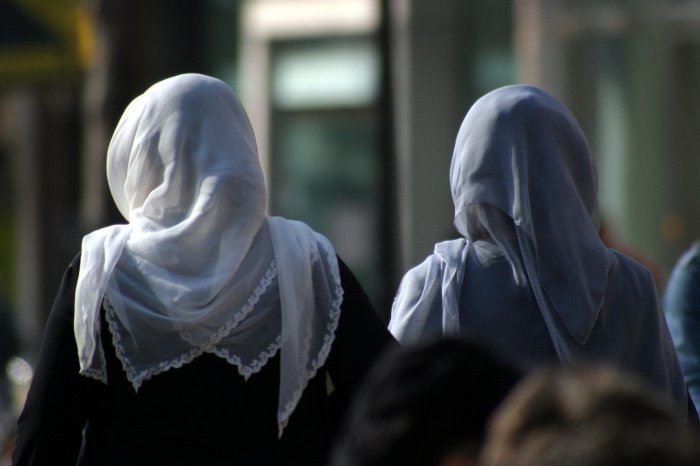 Партия Марин Ле Пен предложила запретить хиджаб. 