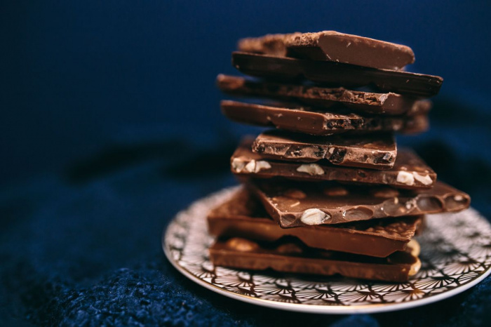 Шоколад содержит стеариновую кислоту,а также флавоноиды и полифенолы (Фото:kaboompics.com) 