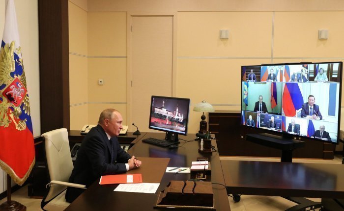 Президент РФ провел совещание с членами СБ РФ.