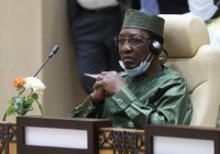 Сын погибшего в бою президента Чада временно возглавил страну