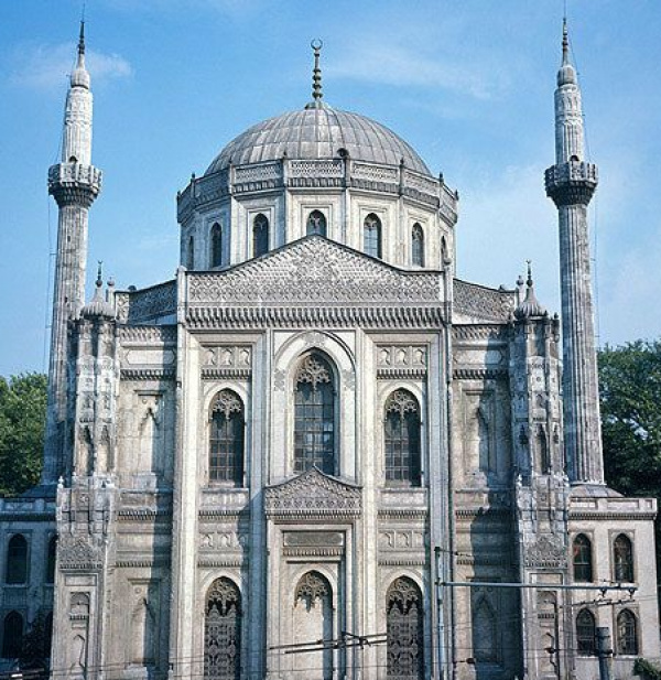 Мечеть Пертевниял Валиде-и Султан (возведена 1869-1871).