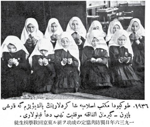 Ученицы татарской исламской школы в Токио 