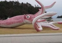 Японцы потратили выплаты за COVID на гигантскую статую кальмара