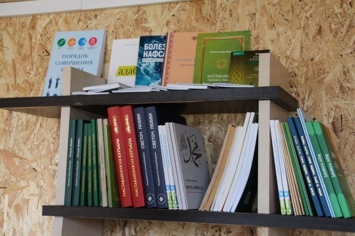 ИД «Хузур» передал книги в казанский приют для бездомных (Фото)