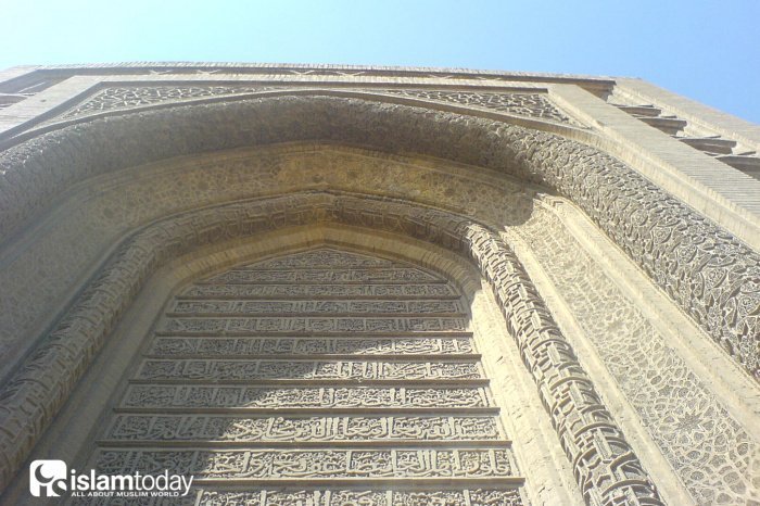 Медресе Мунтасирийа. Главный вход. Источник фото wikipedia.org.