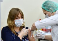 Роспотребнадзор: еще 8 регионов введут обязательную вакцинацию для ряда работников