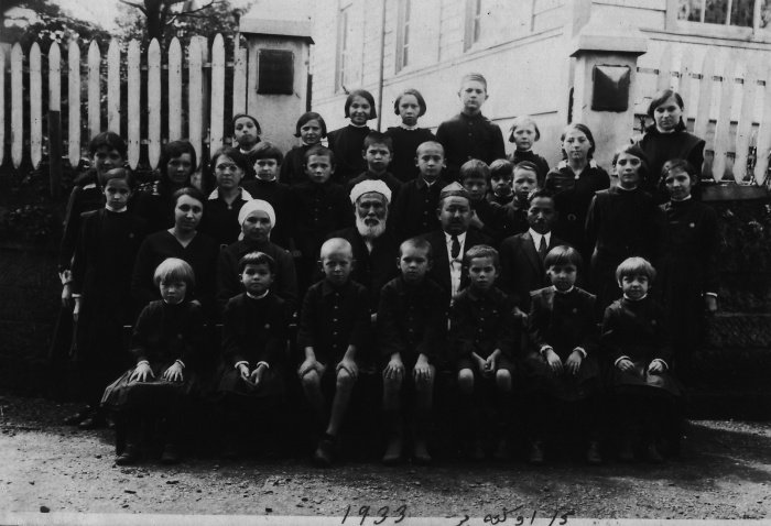 Абдурашид Ибрагим вместе с Габдулхаем Курбангалиевым и детьми из тюрко-татарской школы. 15 октября 1933 года (Фото: архив университета Васеда).