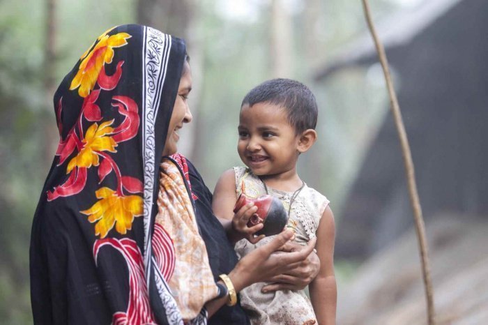 Инур Бигум с дочерью напротив их дома в Бхола, Бангладеш. © UNICEF/UNI159014/Haque