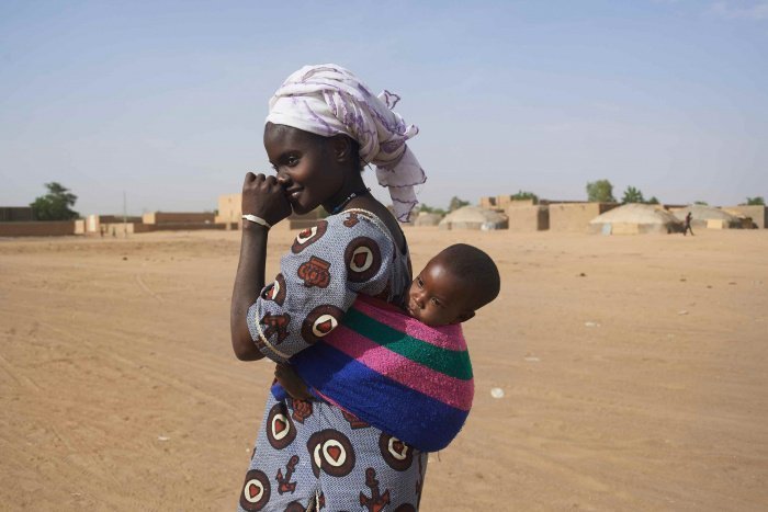 На фото сына Марьям Аль-Матара только что выписали из больницы в Гао (Мали) после лечения острой недостаточности питания. © UNICEF/UNI162675/Phelps 