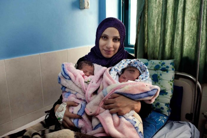 Ислам Селек с новорожденными близнецами в Палестине. Ислам Селек вспоминает, как произошел взрыв в Газе, когда она была беременна, как она испугалась, что может потерять своих детей. Ислам хочет воспитывать детей в Газе, но беспокоится за их будущее. «Я хочу, чтобы у моих дочерей было красивое будущее без войны».© UNICEF/UNI176362/d’Aki