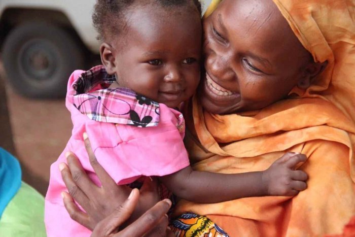 Идета Кальтума с дочерью Ханан в центре здоровья, Чад. © UNICEF/UNI180368/ Nangyo
