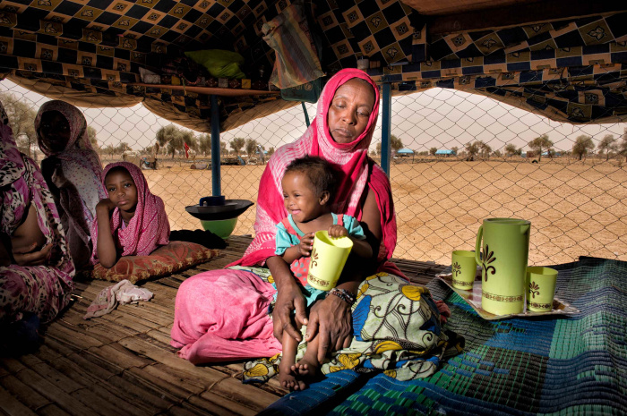 Фатимата Мулимуни и ее дочь Тфила, Мавритания. У Тфилы была диагностирована острая недостаточность питания. Сейчас она полностью выздоровела. © UNICEF/UN05177/Dragaj