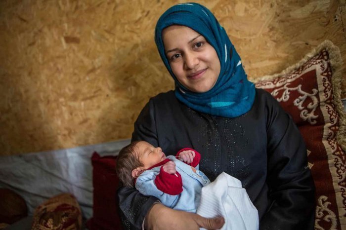 Гихан с новорожденным сыном Мухаммедом в лагере для беженцев в Ираке. © UNICEF/UN02511/Schermbrucker