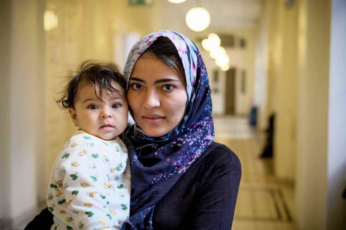 Беженцы из Афганистана молодая мама Захра Хусейни держит на руках дочь Ксайнеб (Вена). © UNICEF/UN05475/Gilbertson VII Photo 
